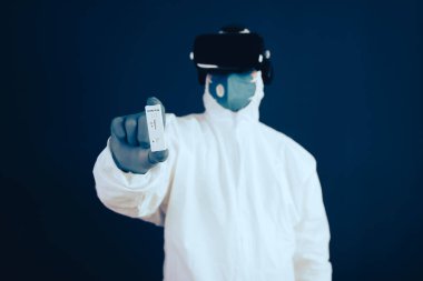 VR tıbbı. Doktor tıbbi amaçlar için sanal gerçeklik kulaklığı kullanıyor..