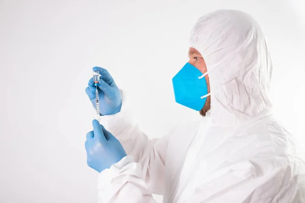 Covid 코로나 바이러스 장갑을 의사의 손에는 의약품 주사기가 — 스톡 사진
