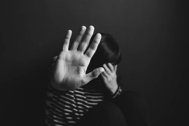 Kadın şiddeti ve istismar konsepti. Kadınlara ve insan kaçakçılığına yönelik aile içi şiddeti durdurun.