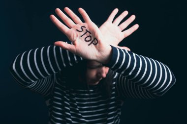 Kadın şiddeti ve istismar konsepti. Kadınlara ve insan kaçakçılığına yönelik aile içi şiddeti durdurun.