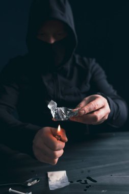 Bağımlı / bağımlı adam uyuşturucu hazırlıyor. Suç ve uyuşturucu bağımlılığı kavramı.