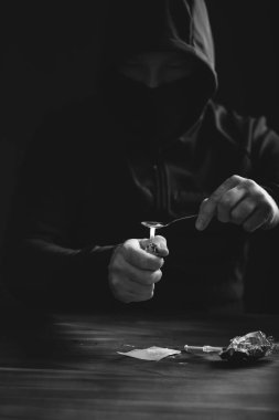 Bağımlı / bağımlı adam uyuşturucu hazırlıyor. Suç ve uyuşturucu bağımlılığı kavramı.
