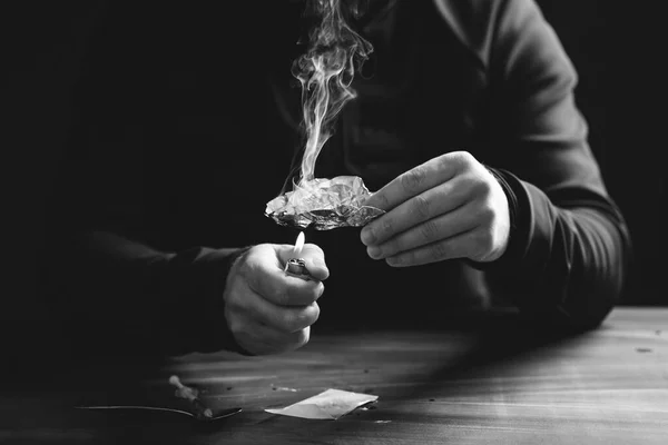 Verslaafde Junkie Man Bereidt Drugs Voor Het Begrip Misdaad Drugsverslaving — Stockfoto