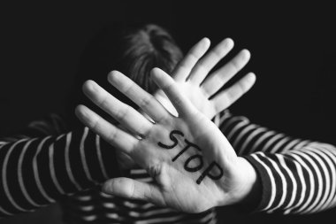 Kadın şiddeti ve istismar konsepti. Kadınlara ve insan kaçakçılığına yönelik aile içi şiddeti durdurun.