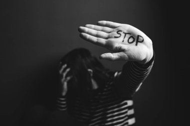 Kadın şiddeti ve istismar konsepti. Kadınlara ve insan kaçakçılığına yönelik aile içi şiddeti durdurun.