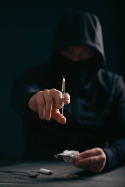 Bağımlı / bağımlı adam uyuşturucu hazırlıyor. Suç ve uyuşturucu bağımlılığı kavramı.