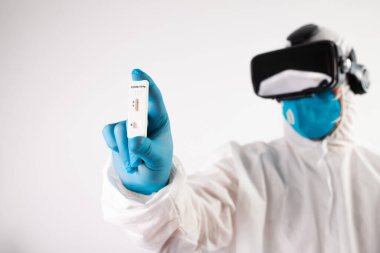 VR tıbbı. Doktor tıbbi amaçlar için sanal gerçeklik kulaklığı kullanıyor..
