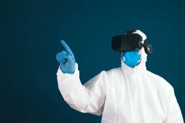 VR tıbbı. Doktor tıbbi amaçlar için sanal gerçeklik kulaklığı kullanıyor..
