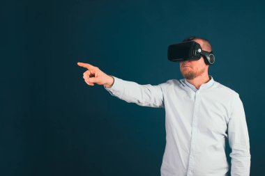 Metaverse dijital siber dünya teknolojisi. AR artırılmış gerçeklik NFT kullanan VR gözlüklü iş adamı, fütüristik yaşam tarzı konsepti