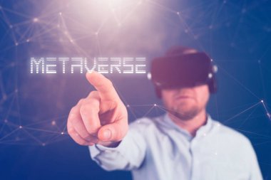 Metaverse dijital siber dünya teknolojisi. AR artırılmış gerçeklik NFT kullanan VR gözlüklü iş adamı, fütüristik yaşam tarzı konsepti