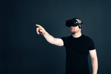 Metaverse dijital siber dünya teknolojisi. Sanal gerçeklik gözlüklü adam AR 'ı kullanarak eğleniyor. NFT, oyun, fütüristik yaşam tarzı.