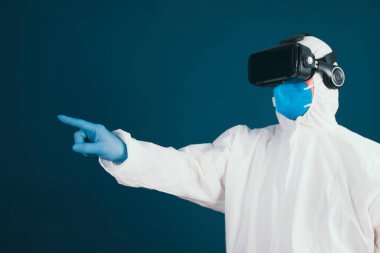 VR tıbbı. Doktor tıbbi amaçlar için sanal gerçeklik kulaklığı kullanıyor..