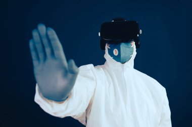 VR tıbbı. Doktor tıbbi amaçlar için sanal gerçeklik kulaklığı kullanıyor..