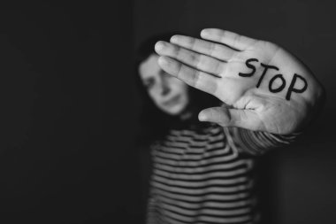 Kadın şiddeti ve istismar konsepti. Kadınlara ve insan kaçakçılığına yönelik aile içi şiddeti durdurun.