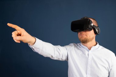 Metaverse dijital siber dünya teknolojisi. AR artırılmış gerçeklik NFT kullanan VR gözlüklü iş adamı, fütüristik yaşam tarzı konsepti