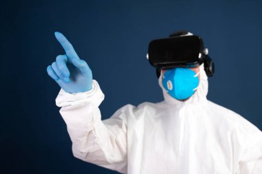 VR tıbbı. Doktor tıbbi amaçlar için sanal gerçeklik kulaklığı kullanıyor..
