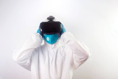 VR tıbbı. Doktor tıbbi amaçlar için sanal gerçeklik kulaklığı kullanıyor..