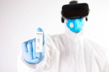 VR tıbbı. Doktor tıbbi amaçlar için sanal gerçeklik kulaklığı kullanıyor..