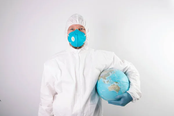 世界流行病危险概念 戴口罩戴手套保护地球的男医生 — 图库照片
