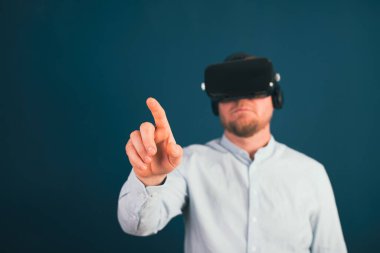 Metaverse dijital siber dünya teknolojisi. AR artırılmış gerçeklik NFT kullanan VR gözlüklü iş adamı, fütüristik yaşam tarzı konsepti