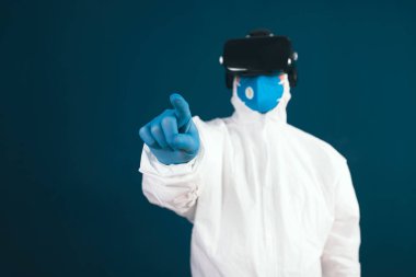 VR tıbbı. Doktor tıbbi amaçlar için sanal gerçeklik kulaklığı kullanıyor..