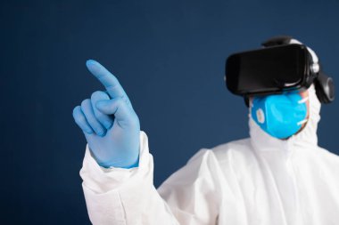 VR tıbbı. Doktor tıbbi amaçlar için sanal gerçeklik kulaklığı kullanıyor..