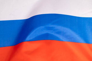 Rusya 'nın renkli ulusal bayrağını sallıyordu. Rus-Ukrayna çatışma kavramı