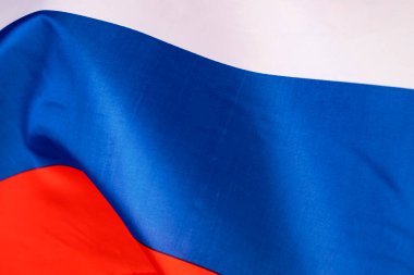 Rusya 'nın renkli ulusal bayrağını sallıyordu. Rus-Ukrayna çatışma kavramı