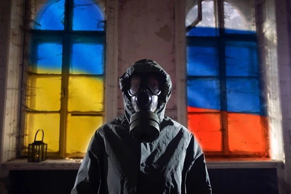 俄罗斯军队占领切尔诺瓦发电厂的概念 戴防毒面具和乌克兰及俄罗斯国旗的人 — 图库照片