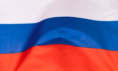 Rusya 'nın renkli ulusal bayrağını sallıyordu. Rus-Ukrayna savaşı