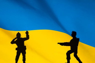 Askerlerin gölgeli Ukrayna bayrağı. Rusya-Ukrayna krizi, çatışma.