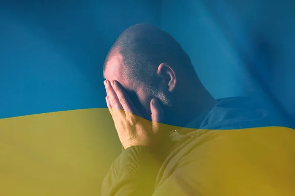 Guerra Entre Rússia Ucrânia Homem Com Visão Triste Sobre Bandeira — Fotografia de Stock