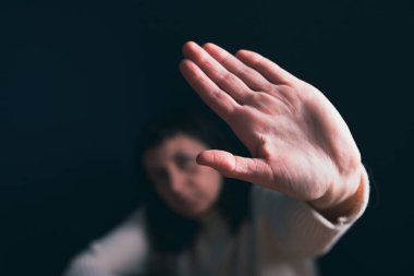 Kadın şiddeti ve istismar konsepti. Kadınlara ve insan kaçakçılığına yönelik aile içi şiddeti durdurun.
