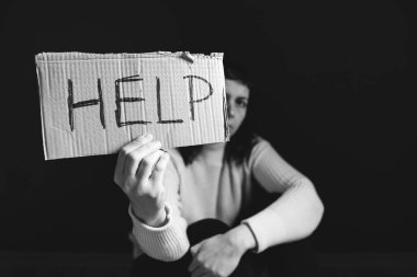 Kadın şiddeti ve yardım metniyle suistimal edilmiş kavram. Kadınlara ve insan kaçakçılığına yönelik aile içi şiddeti durdurun.