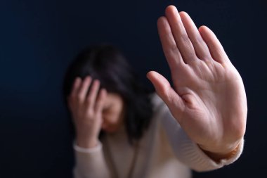 Kadın şiddeti ve istismar konsepti. Kadınlara ve insan kaçakçılığına yönelik aile içi şiddeti durdurun.