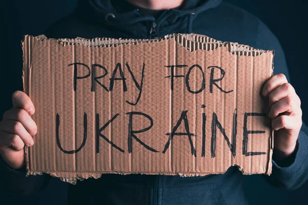 Uomo Che Tiene Mano Vessillo Pregare Ucraina Concetto Simbolo Sostegno — Foto Stock