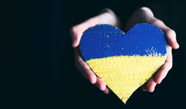 Srdce Tvaru Vlajky Ukrajiny Ženských Rukou Kopírovacím Prostorem Koncept Solidarity — Stock fotografie