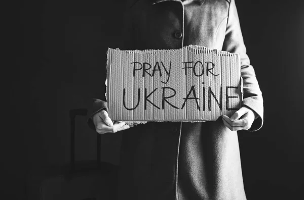 Refugiado Ucraniano Segurando Cartaz Com Pray Ukraine Texto Evacuação Civis — Fotografia de Stock