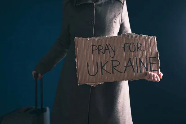 Refugiado Ucraniano Segurando Cartaz Com Pray Ukraine Texto Evacuação Civis — Fotografia de Stock
