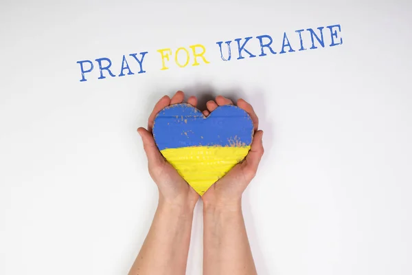 Drapeau Forme Coeur Ukraine Entre Les Mains Des Femmes Priez — Photo