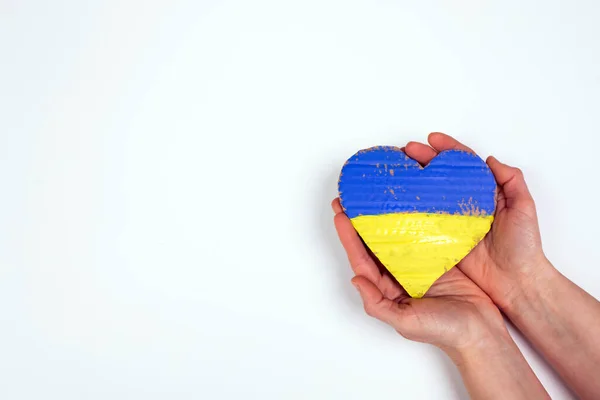 Srdce Tvaru Vlajky Ukrajiny Ženských Rukou Koncept Solidarity Občany Ukrajiny — Stock fotografie