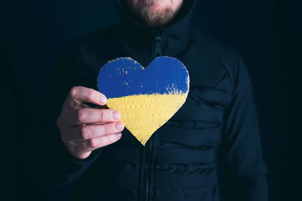 Флаг Украины Форме Сердца Женских Руках Концепция Солидарности Гражданами Украины — стоковое фото