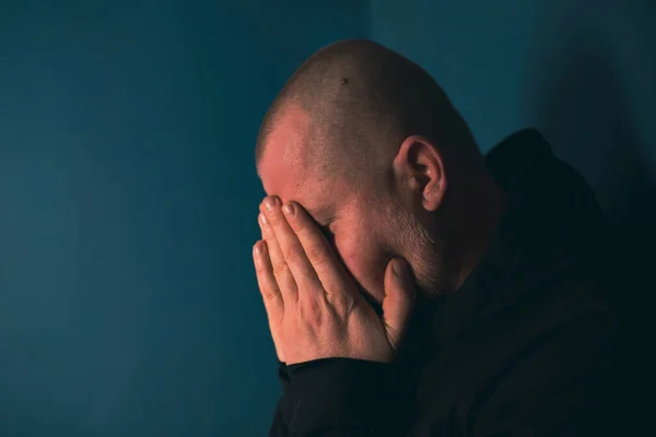 Uomo Triste Seduto Nella Stanza Buia Concetto Depressione Ansia — Foto Stock