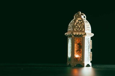 Ramazan Kareem geçmişi. Gece parlayan süslemeli Arap feneri.