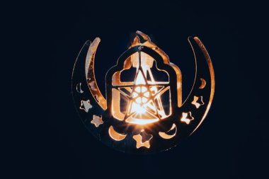 Ramazan Kareem geçmişi. Gece parlayan süslemeli Arap feneri.