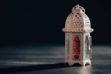 Ramazan Kareem geçmişi. Gece parlayan süslemeli Arap feneri.