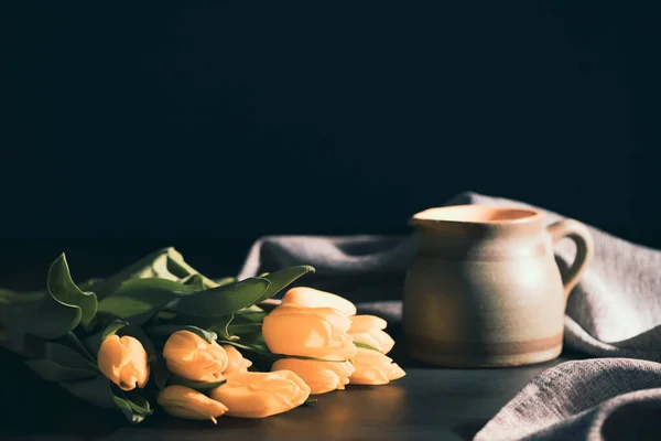 Stilleven Met Boeket Gele Tulpenbloemen Oude Vintage Kruik Lichtstraal Donkere — Stockfoto