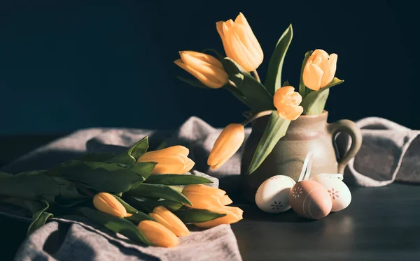 Mooi Pasen Stilleven Met Verse Tulpen Beschilderde Eieren — Stockfoto