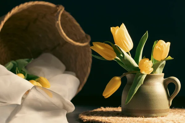 Martwa Natura Bukietem Żółtych Kwiatów Tulipanów Starym Dzbanku Vintage Wiązce — Zdjęcie stockowe