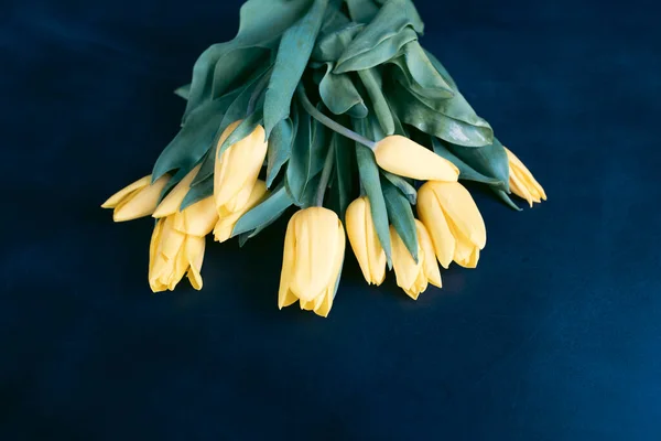 Mooie Gele Tulpen Vintage Blauwe Achtergrond — Stockfoto